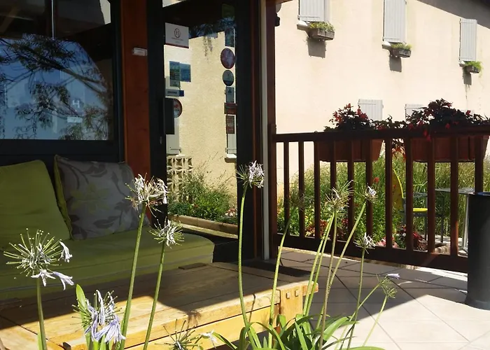 Logis Des Grands Vins Hotel 3*